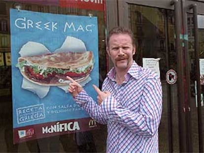 Morgan Spurlock, autor del documental <I>Super Size Me</I>, posa junto a un McDonald's en Donosti.