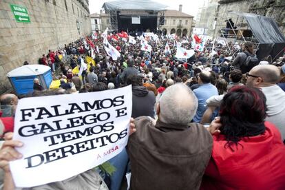 Manifestaci&oacute;n en defensa del gallego, ayer en la Praza da Quintana de Santiago.