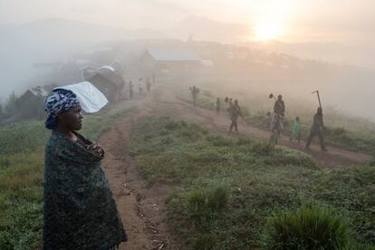 Amanecer en el campamento de desplazados internos (PDI) de Mweso, establecido en 2007. Mweso es una ciudad en el norte de Kivu, Repblica Democrtica del Congo. Se encuentra a unos 120 kilmetros de la capital de esta regin, Goma. 