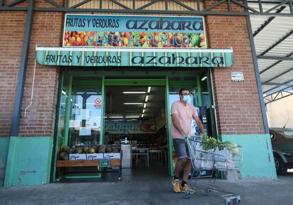 Uno de los locales de la empresa marroquí de frutas Azahara en la población de Griñón (Madrid).