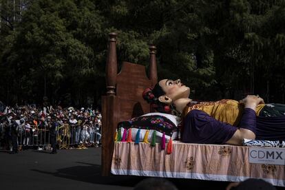 Carros alegóricos como el de Frida Kahlo desfilaron ante los miles de personas que asistieron a Paseo de la Reforma.