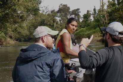 Armando John Mcrea (centro) a bordo de un bote con los cineastas.
