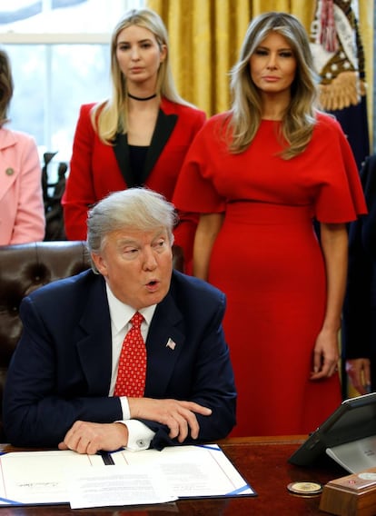 La primera dama y, a la izquierda, la hija de Dondald Trump, Ivanka Trump, en el Despacho Oval el 28 de febrero tras el sillón del presidente.