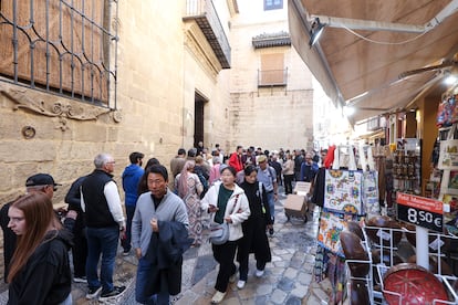 Turistas en el entorno del Museo Picasso de Málaga.