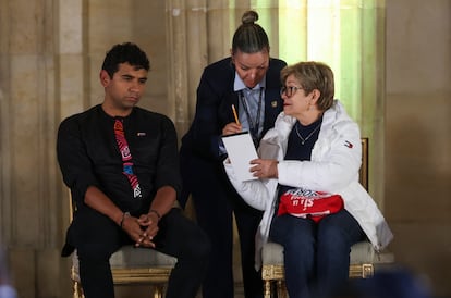 La ministra de Trabajo Gloria Inés Ramírez, junto a David Racero, Presidente de la Cámara de Representantes, en la presentación de las reformas sociales propuestas por Gustavo Petro en Colombia, el pasado 16 de marzo.