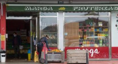 Una frutería en Castro Riberas de Lea, en Galicia (España).