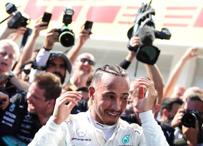 El piloto Lewis Hamilton celebra la victoria.