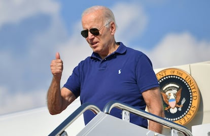 Joe Biden, este viernes, saludando antes de subir al Air Force One, el avión presidencial, en la base de Andrews, en Maryland.