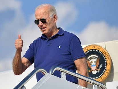 Joe Biden, este viernes, saludando antes de subir al Air Force One, el avión presidencial, en la base de Andrews, en Maryland.