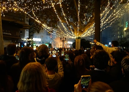 Miles de ciudadanos contemplan este miércoles el tradicional encendido de luces en la ciudad de Valencia.