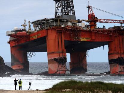 La plataforma petrol&iacute;fera encallada en la playa de Dalmare, en la costa escocesa.