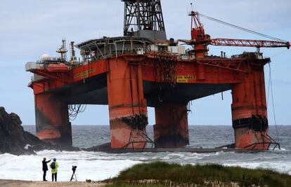La plataforma petrol&iacute;fera encallada en la playa de Dalmare, en la costa escocesa.