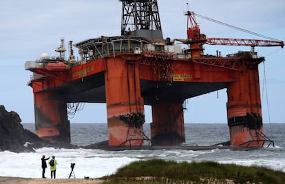 La plataforma petrolífera encallada en la playa de Dalmare, en la costa escocesa.