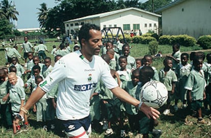 Óscar Engonga, con alumnos de un colegio de Malabo.