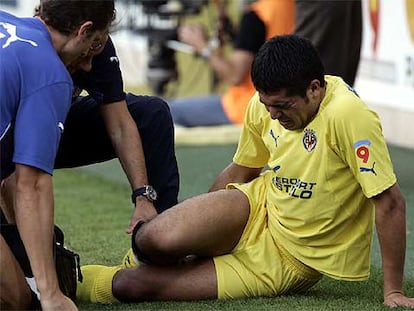Riquelme, lesionado, es asistido en la banda.