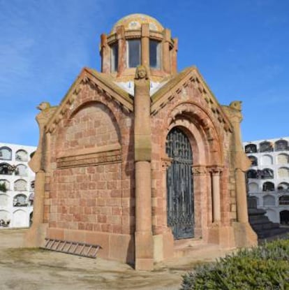 Uno de los panteones del cementerio de Canet de Mar.