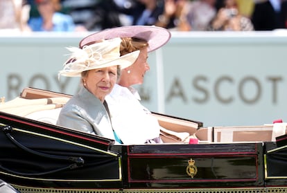 Desde hace décadas, los miembros de la realeza británica son habituales en el evento de hípica. Entre los ‘royals’ que este año tampoco se han perdido el inicio de Ascot destaca la princesa Ana —hermana de Carlos de Inglaterra—, antigua jinete y aún gran aficionada a la hípica.
