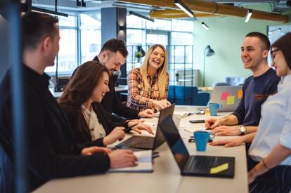 Varias personas trabajando. Getty Images