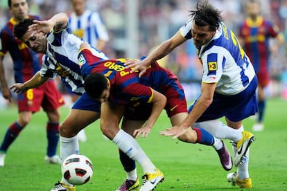 Pedro intenta sortear a dos jugadores del Espanyol en un encuentro de la Liga 2010-2011.