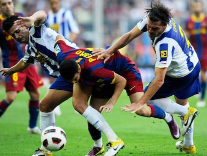 Pedro intenta sortear a dos jugadores del Espanyol en un encuentro de la Liga 2010-2011.