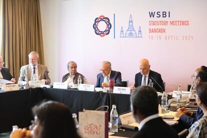 Isidro Fainé (centro) presidiendo la primera reunión del Consejo Social y Filantrópico del WSBI en Bangkok (Tailandia).