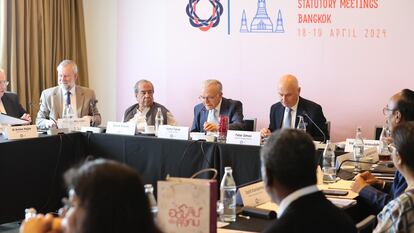 Isidro Fainé (centro) presidiendo la primera reunión del Consejo Social y Filantrópico del WSBI en Bangkok (Tailandia).