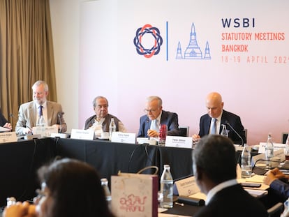 Isidro Fainé (centro) presidiendo la primera reunión del Consejo Social y Filantrópico del WSBI en Bangkok (Tailandia).