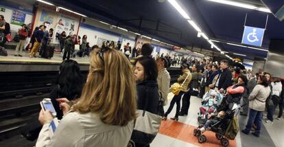 Viajeros esperan en la estaci&oacute;n de metro de Sol, en los paros del d&iacute;a 15.