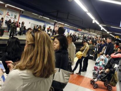 Viajeros esperan en la estaci&oacute;n de metro de Sol, en los paros del d&iacute;a 15.