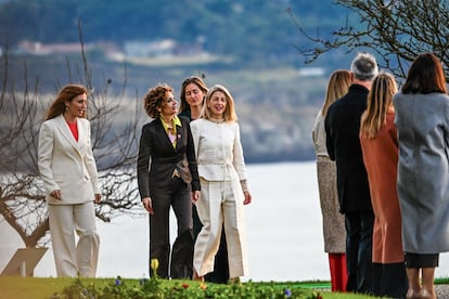 Desde la izquierda, la ministra de Sanidad, Mónica García, la vicepresidenta primera del Gobierno y ministra de Hacienda, María Jesús Montero, la vicepresidenta tercera del Gobierno y ministra de Transición Ecológica, Sara Aagesen, y la vicepresidenta segunda del Gobierno y ministra de Trabajo, Yolanda Díaz.