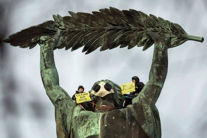 Activistas de Greenpeace protestan contra la contaminación ambiental subidos a la estatua de la Libertad de Budapest (Hungría), el 26 de febrero.