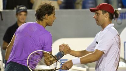 Zeballos y Nadal se saludan al final del partido.