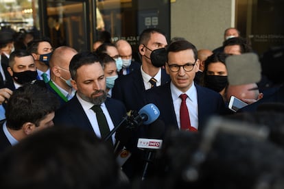 El líder de Vox, Santiago Abascal, a la izquierda, junto al primer ministro polaco,  Mateusz Morawiecki, a su salida de la cumbre ultra celebrada en Madrid.