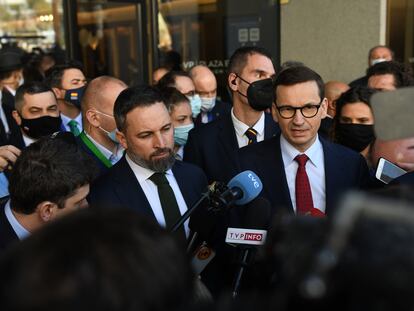 El líder de Vox, Santiago Abascal, a la izquierda, junto al primer ministro polaco,  Mateusz Morawiecki, a su salida de la cumbre ultra celebrada en Madrid.