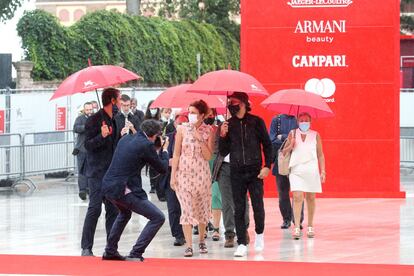 Alice Rohrwacher y JR, respaldados por paraguas, llegan al estreno de los filmes 'Omelia Contadina' y "Narciso Em Ferias', el 7 de septiembre de 2020.