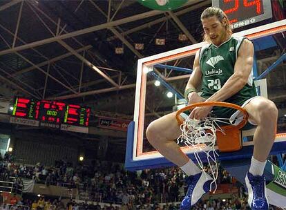 El 20 de febrero del 2005 Walter Hermann se sube a una canasta del Pabellón Príncipe Felipe de Zaragoza. Acaba de ganar la Copa del Rey con su equipo, el Unicaja de Málaga, y quiere llevarse una malla de recuerdo. Los malagueños vencieron a la final al Real Madrid por cuatro puntos de diferencia (80-76). Ese mismo año el Unicaja ganó el campeonato ACB.