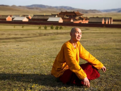 Monjes 'millennials' se hacen cargo de los monasterios budistas en Mongolia