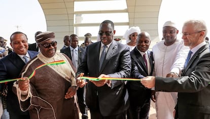 El presidente de Senegal, Macky Sall, en el centro, corta la cinta de inauguración del aeropuerto Blaise Diagne.