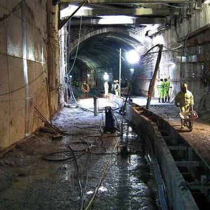 Aspecto del túnel de Ferrocarrils, ayer por la tarde.