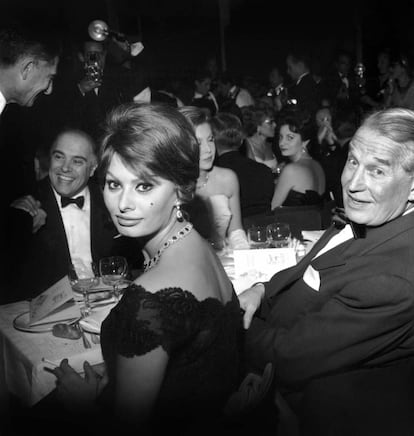 Sofia Loren, en París en 1959. Frente a ella, Carlo Ponti; a su lado, Maurice Chevalier.