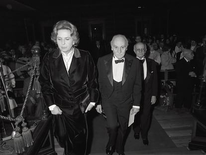 Elena Quiroga, junto a Juan Rof Carvallo y Francisco Ayala (en el centro), durante el acto del ingreso de este a la Real Academia Española de la Lengua.