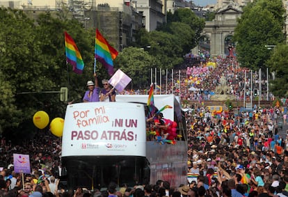 Ambiente en el desfile del Orgullo LGTBI de Madrid por la calle de Alcalá.