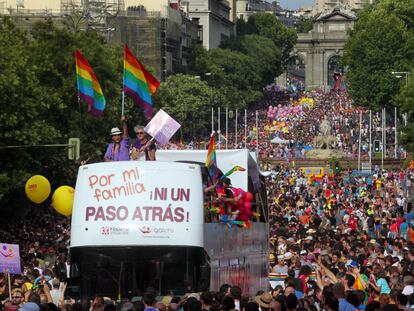 Desfile de la manifestación del Orgullo LGTBI de Madrid de 2019, a su paso por la calle de Alcalá.