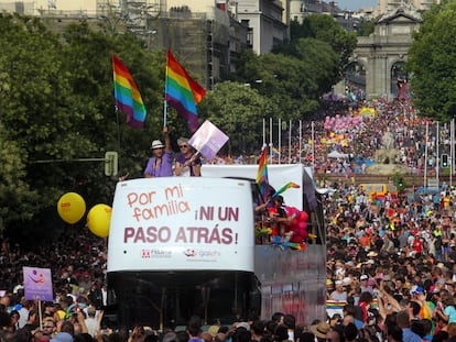 Desfile de la manifestación del Orgullo LGTBI de Madrid de 2019, a su paso por la calle de Alcalá.