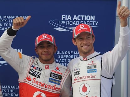 Hamilton y Button celebran el resultado de McLaren en la 'pole'.