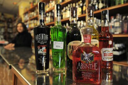 Botellas de absenta valenciana en una bodega del barrio de El Carmen de Valencia.