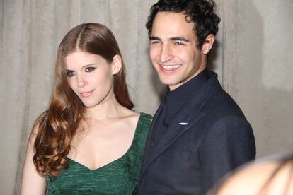 Kate Mara de American Horror Story y Zac Posen, posan después del desfile del diseñador.