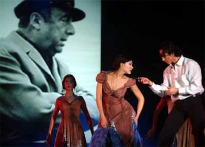 El grupo chileno de flamenco <i>Luna Calé</i>, durante su particular homenaje al poeta en el centenario de su nacimiento en el centro cultural Estación Mapocho, en Santiago de Chile.