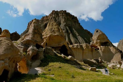 El exuberante valle de Ihlara, en la Capadocia, alberga unas sesenta capillas, iglesias y monasterios bizantinos –en su mayoría cerrados al público– excavados, como muchas viviendas, en la blanda toba volcánica de la región turca. Los lugareños, y monjes de Selime, vivieron en esta red subterránea que incluso cuenta con una catedral. Cuando se excavó el monasterio de Selime en el siglo XIII las paredes estaban adornadas con brillantes frescos, aunque hoy apenas se conservan restos. Eso sí, acceder a este complejo sigue siendo una experiencia sublime, y al salir, cegados por la luz, resulta admirable el paisaje del valle con sus rocas de extrañas formas. La caminata hasta el monasterio desde el pueblo de Ihlara (unos 16 kilómetros) hasta el monasterio de Selime lleva unas siete horas.