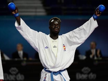 Babacar Seck celebra el bronce tras derrotas al portugués Filipe Reis en kumite +84kg.